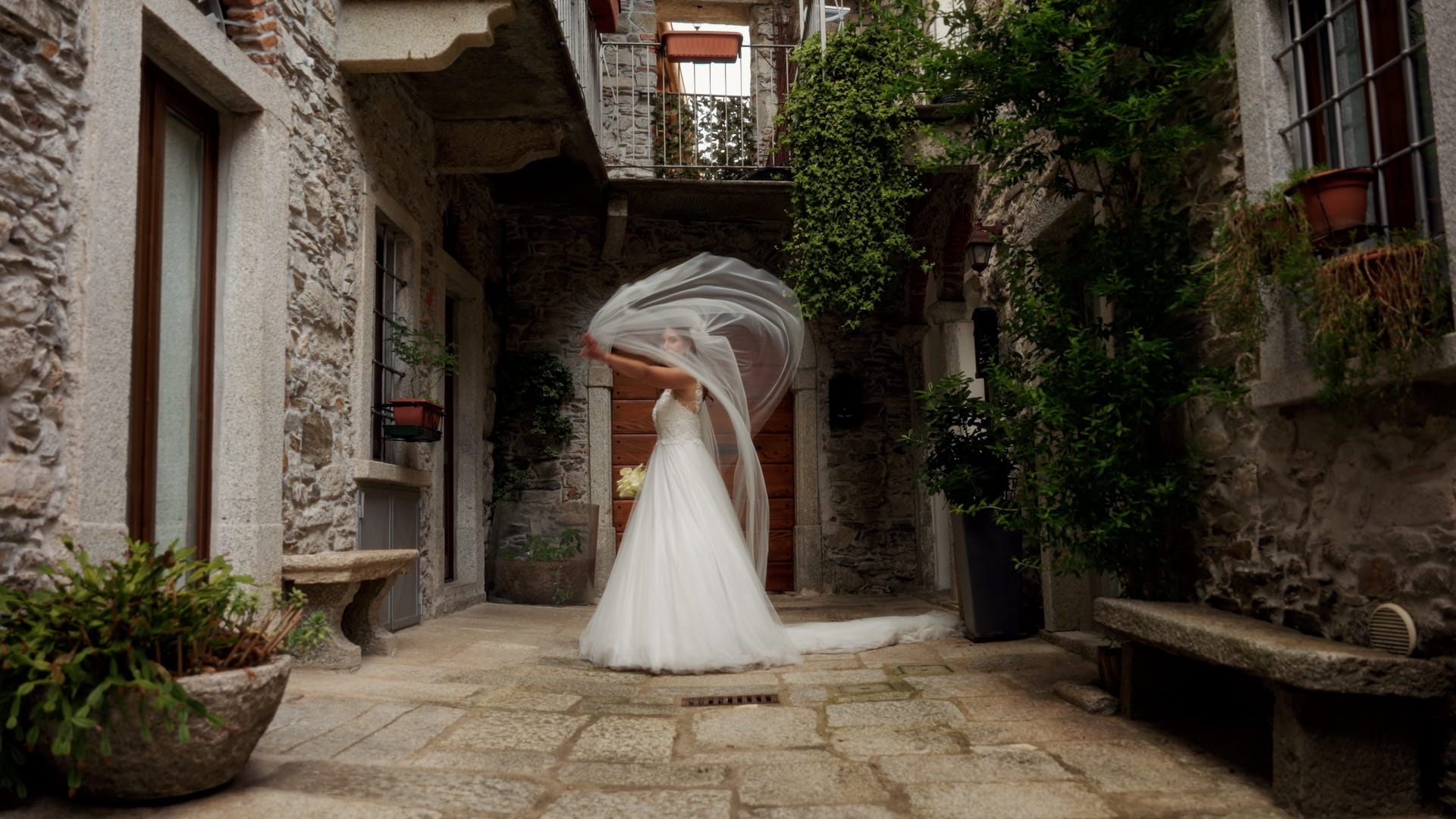 Sposa lancia il velo